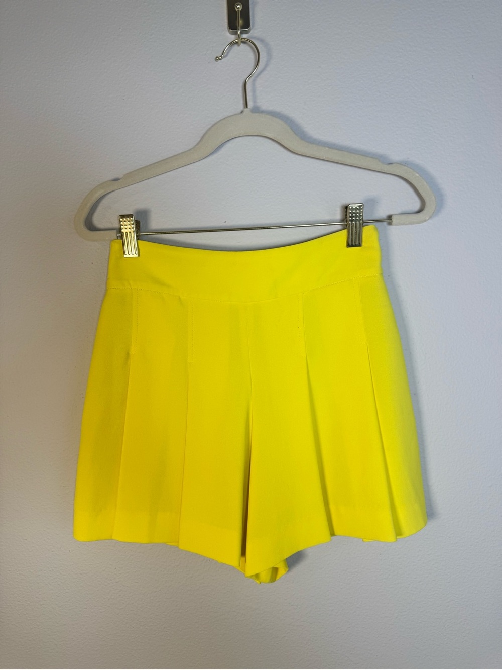 alice + olivia High-Waisted Pleated Shorts | Bright Yellow | Size 0 | NWOT